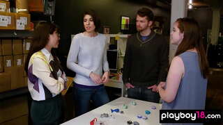 ���ධුනික උන හතරදෙනෙක් එක්ක පිස්සු කෙලින්න කුකුළා බඩගිනි MILF ගෘහනියන්