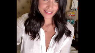 Masturbira, dok joj najbolja prijateljica radi istu stvar