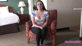 Мамаша бо нињоии сиськами sucks ва трахается бо ду бачаҳо, ки дар прослушивании