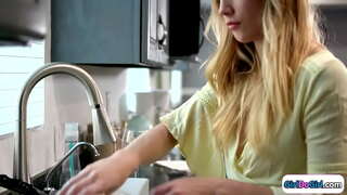 Плавуша са великим сисама долази кући рано на својој девојци са малим сисама, и они славе то лесбийским секс.Они љубе и бујних груди бабе ставља оквира и убацује јој лице