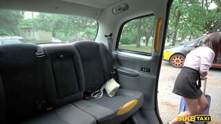Лажни Такси Мина Moreno fucked во такси