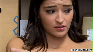 Толқыған офицер ақыры мүмкіндік алады трахнуть Эмили Уиллис бойынша-собачьи