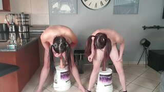 2 çıplak küçük titted pigtailed sluts her ikisi de iş the yapay penis squat sikme challenge birlikte / yapay penis binmek