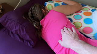 Pai fica enteada acordar de manhã com seu pau enorme