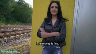 PublicAgent hete Babe neukt voor geld bij Trein Station