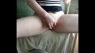 Rapaza con un grande aparvado queda un orgasmo na lavadora e un Vibrador