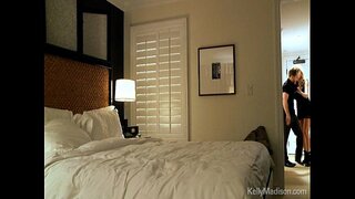 Врућ Секс У Хотелској соби Са Прсата Жена