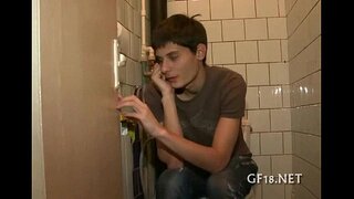 صبي يجلس ويحدق