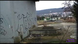 A garota está com muito tesão e ela quer foder imediatamente, mesmo na rua